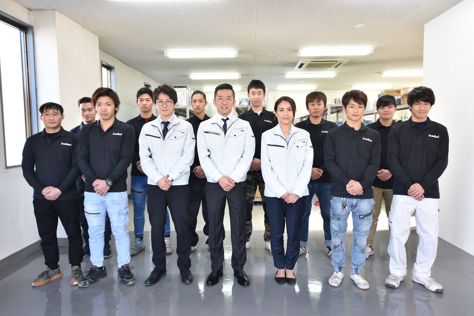 イロドリ株式会社のスタッフと職人の集合写真